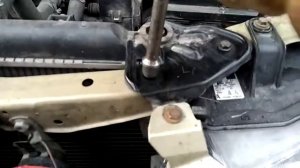 Nissan Almera n16. Замена верхних втулок крепления радиатора NISSAN Almera n16.