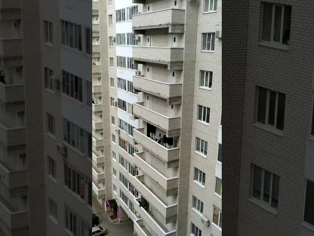 Саксофонист дал концерт на балконе многоэтажки в Ставрополе