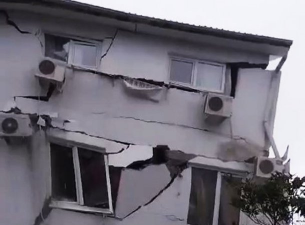 В микрорайоне Лоо в Сочи из-за шторма обрушился трехэтажный дом