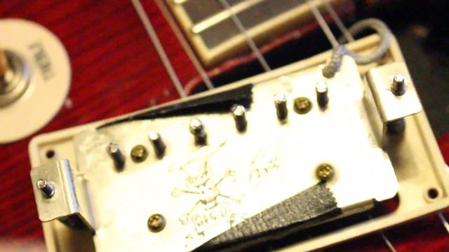 Slash Epiphone Rosso Corsa LesPaul checking the pickups signature смотреть онлайн