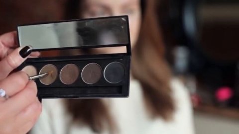 Как выщипывать и красить брови