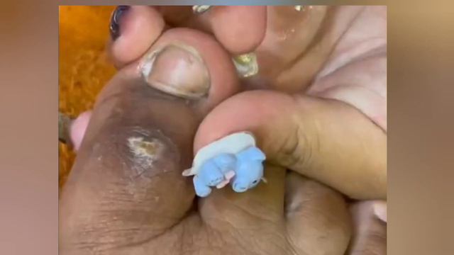 Smart girl cutting nails Especailly easy and do to smotly смотреть онлайн