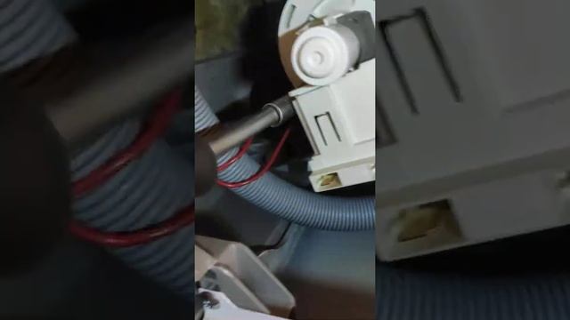 Как прочистить сливной фильтр у вертикальной стиральной машины Electrolux EWT1064ILW смотреть онлайн