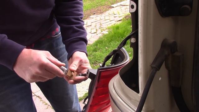 How to Replace the Rear Tail Light Bulb on a Lexus LX 470 (Rear Corner Light NOT Tailgate) смотреть онлайн