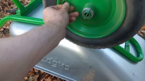 Работаем на участке. Обзор садовой тачки из Леруа.