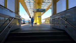 Выход на платформу железнодорожного вокзала в Минске, объявления о прибытии и отправлении поездов