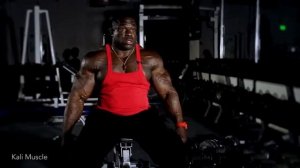 Подъем гантелей через стороны упражнения бодибилдинг