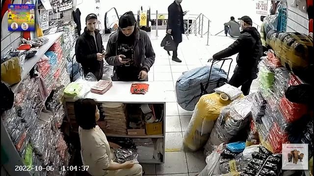 Продавец шапок, снудов и шарфов рынка Садовод 2в-29б Нгуен Ван Хай 6 октября 2022 - работа кипит!