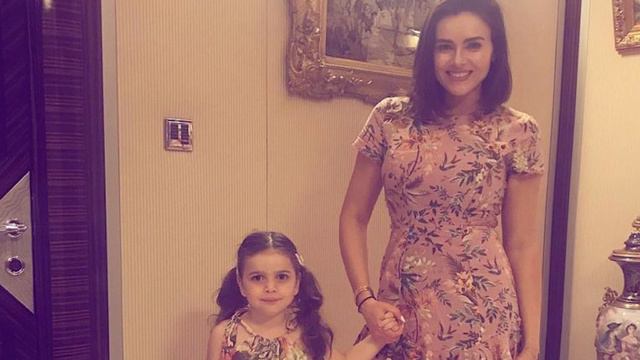 Пышнотелая красавица в леопардовом купальнике: дочь Крутого сразила всех наповал новыми фото