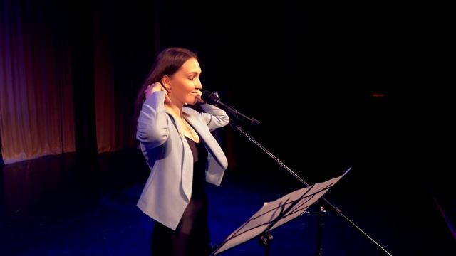 Режиссер фестиваля спела на двух языках песню из фильма "Завтрак у Тифани" смотреть онлайн