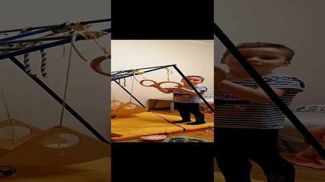 Артём кувыркается на кольцах