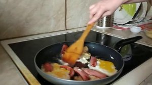 яичница с сыром и сосисками.