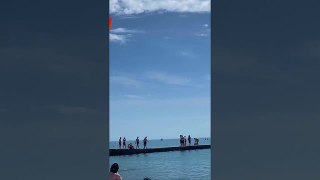 В Сочи выпускники отметили окончание школы, прыгнув в море с пирса.