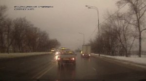 Дорожный король испортил себе вид из бокового зеркала, зачем?