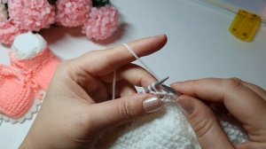 Красивые пинетки спицами для новорожденной малышки.