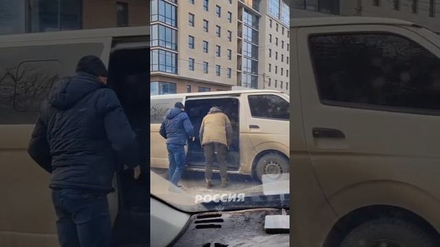 В Харькове сотрудники ТЦК силой затащили парня в микроавтобус, чтобы доставить его в военкомат.