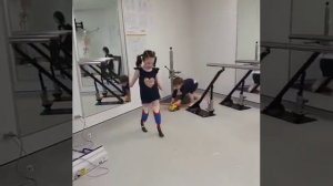 This incredible moment when little Mia discovers the pleasure of being able to walk with prostheses