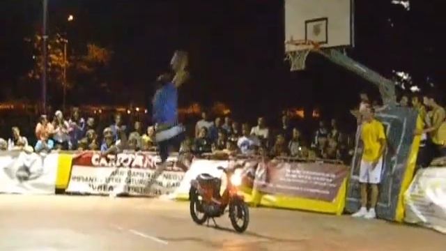 Luca Tardito salto del wallaroo - gara delle schiacciate torneo 4x4 LLDM Ivrea смотреть онлайн
