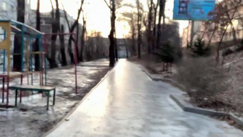 После ледяного дождя дороги Владивостока сковало ледяным панцирем