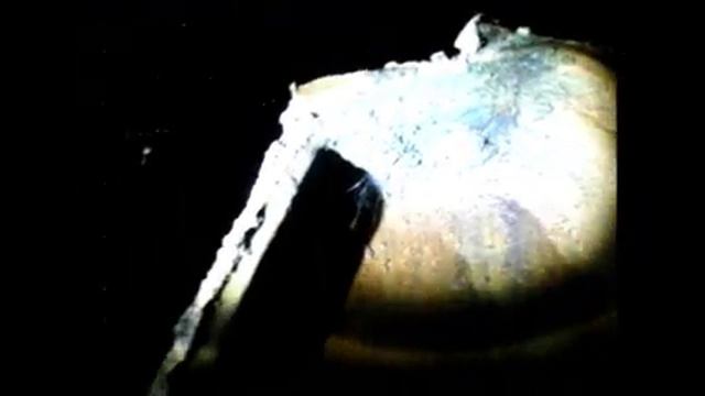 снесли памятник Ленину в Чернигове 21.02.14 (смотрят из чего он сделан)