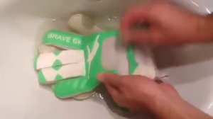 Как мыть вратарские перчатки