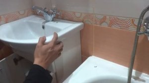 Установка раковины с тумбой в ванной комнате