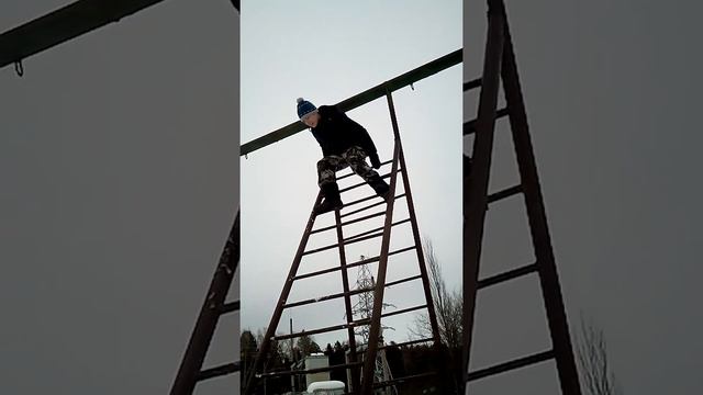 Большая обезьяна боится прыгнуть с маленькой высоты!!!