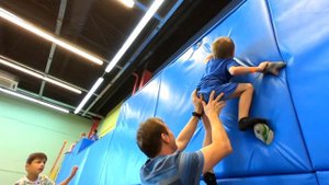 Настя и Никита развлекаются в батутном центре