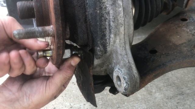 Stuck Wheel Bearing; EASY REMOVAL! The Bolt Trick смотреть онлайн