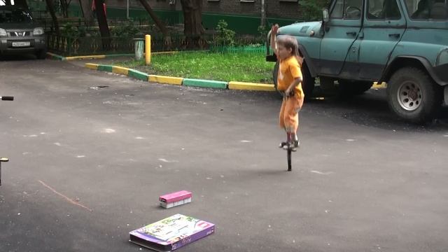 Pogo stick. Children play. Пого стик. Тренажер Кузнечик. смотреть онлайн