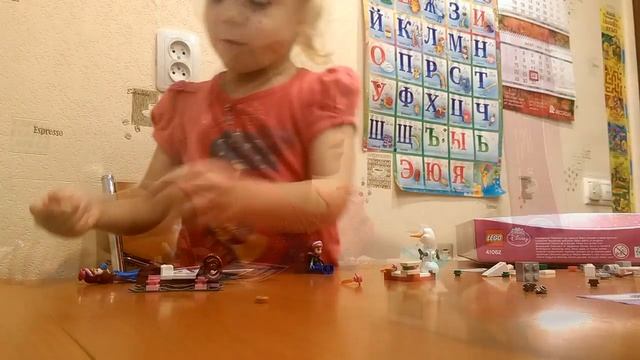 Собираем LEGO Disney Princesses Ледяной замок Эльзы. смотреть онлайн