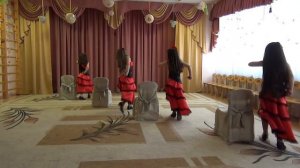 Испанский танец со стульчиками и кастаньетами