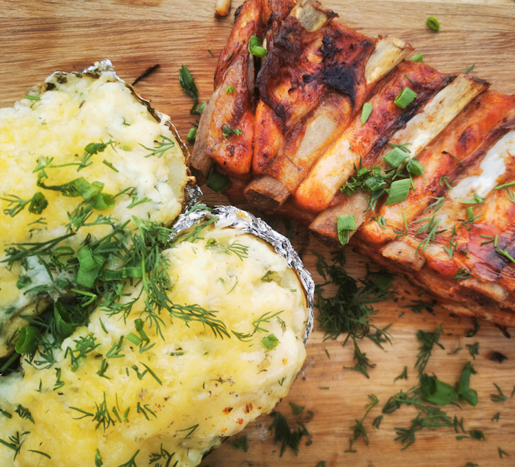 Удивительно вкусный сливочно-сырный запеченный картофель и сочные, хрустящие свиные ребрышки
