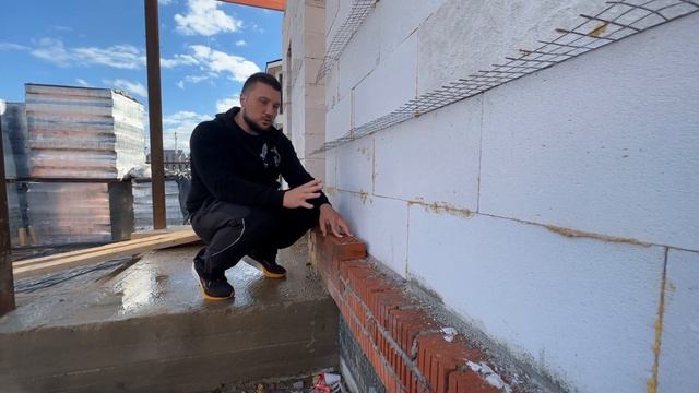 ПЕРВЫЙ РЯД КИРПИЧА НА ФУНДАМЕНТ