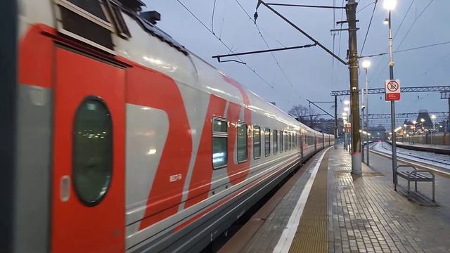 Тепловоз ЧМЭ3 - 2614 буксирует пассажирские вагоны на отстой смотреть онлайн