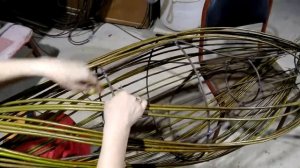 ПЛЕТЕНИЕ БУТЫЛОЧНОГО КАРКАСНОГО ДЕРЕВА ИЗ ИВЫ