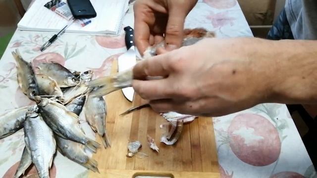 Тарань. Как почистить рыбу  быстро(Тарань, воблу и другие).