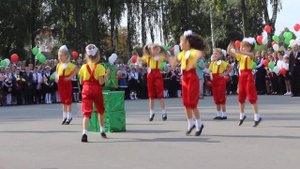 Танец с кубиками в исполнении учащихся начальных классов