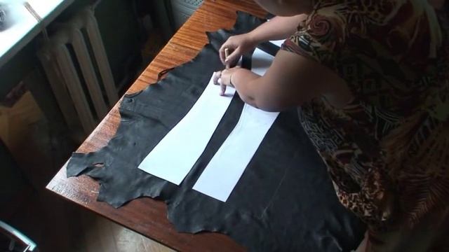 2.Раскладываем выкройку на коже смотреть онлайн