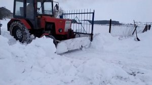 Чистим снег на тракторе Т-25. Так много снега не было более 5 лет.