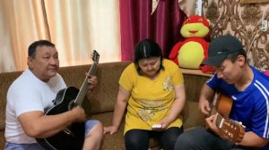Казахская семья поют песню «Я иду к тебе навстречу...» - муж и жена, сын подыгрывает на гитаре