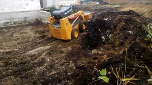 Погрузчик буксует.