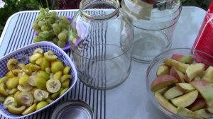 Экзотический компот с ассорти из яблок, винограда и хеномелеса (японская айва)