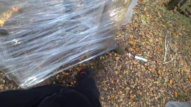 Палатка из пленки. Походная баня.Строю лагерь в лесу из веток и пленки!