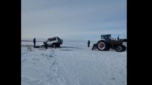Люди топят машины, снегоходы, мотоциклы. Дорогая рыбалка.