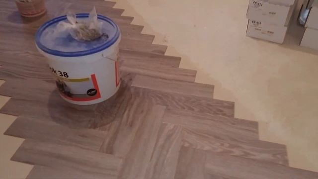Укладка клеевой ПВХ плитки "Елочкой". FINEFLOOR