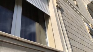 Обрамления окон дагестанским камнем.