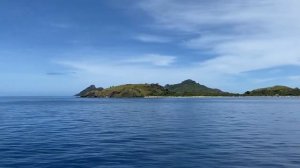 Проходя мимо острова Януа, расположенного на островах Маманука на Фиджи.