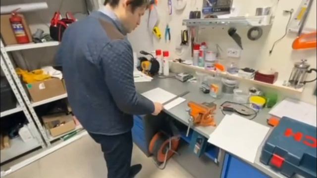 Как ровно обрезать панельку из алюминия и пластика смотреть онлайн