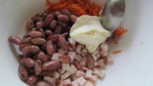 Салат из фасоли грибов и копченой курицы